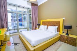 Postel nebo postele na pokoji v ubytování Alashrafia Saray- Homey 1BR apartment in Sport City