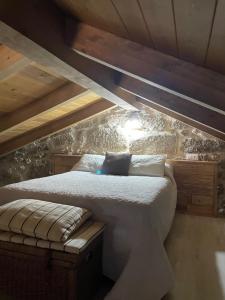 Una cama o camas en una habitación de As Fontaiñas 34 fotos más