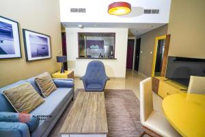 Posezení v ubytování Alashrafia Saray- Homey 1BR apartment in Sport City