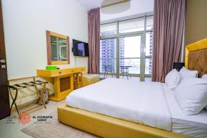 Postel nebo postele na pokoji v ubytování Alashrafia Saray- Homey 1BR apartment in Sport City