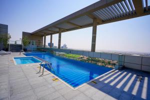 Bazén v ubytování Alashrafia Saray- Homey 1BR apartment in Sport City nebo v jeho okolí
