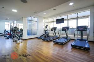 Fitness centrum a/nebo fitness zařízení v ubytování Alashrafia Saray- Homey 1BR apartment in Sport City