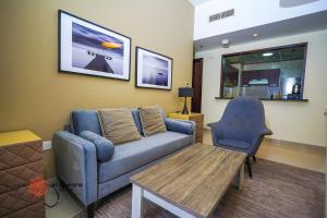 Posezení v ubytování Alashrafia Saray- Homey 1BR apartment in Sport City