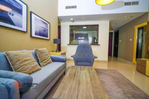 Posezení v ubytování Alashrafia Saray- Homey 1BR apartment in Sport City