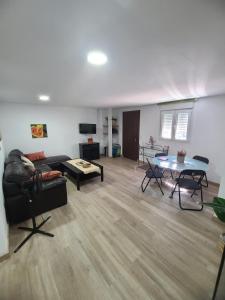 uma sala de estar com um sofá e uma mesa em La Plumaria de Málaga em Cala del Moral
