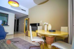TV a/nebo společenská místnost v ubytování Alashrafia Saray- Homey 1BR apartment in Sport City