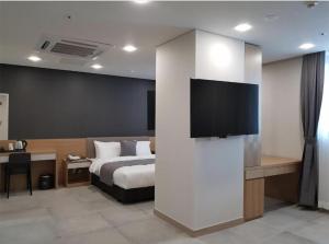 TV a/nebo společenská místnost v ubytování Hotel Ciel Dongtan + 20 fotografií