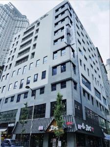 un gran edificio blanco en medio de una ciudad en Hotel Ciel Dongtan, en Hwaseong