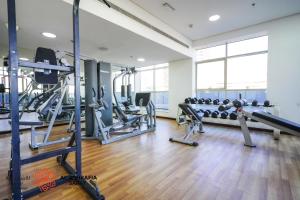 Fitness centrum a/nebo fitness zařízení v ubytování Alashrafia Saray- Homey 1BR apartment in Sport City