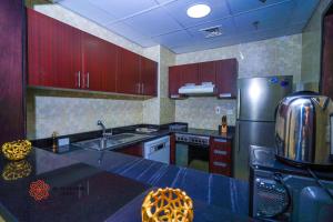 Kuchyň nebo kuchyňský kout v ubytování Alashrafia Saray- Homey 1BR apartment in Sport City
