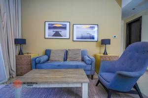 Posezení v ubytování Alashrafia Saray- Homey 1BR apartment in Sport City