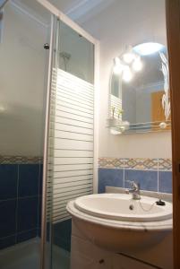 a bathroom with a sink and a shower at Quartos confortáveis em casa próximo ao Mosteiro in Batalha +38 photos