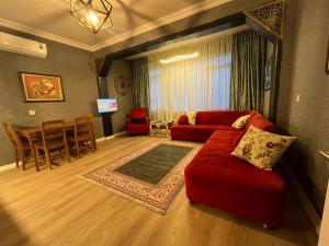 a living room with a red couch and a table at Duman homes 2 oda 1 salon in Antalya
