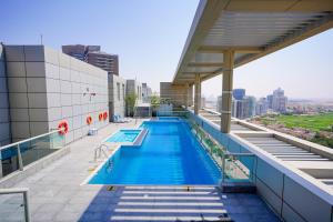 Bazén v ubytování Alashrafia Saray- Homey 1BR apartment in Sport City nebo v jeho okolí