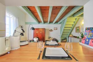 a room with a table with wine glasses on it at Uncourtsejour - Nîmes la Rome française in Nîmes