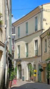 un edificio en una calle de una ciudad en Uncourtsejour - Nîmes la Rome française en Nimes