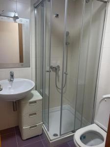 ein Bad mit einer Dusche, einem Waschbecken und einem WC in der Unterkunft Vereda Golf - Apartamento in Roquetas de Mar