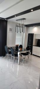 een eetkamer met een zwarte tafel en stoelen bij Apartament Royal in Rzeszów
