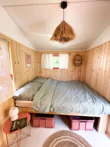 姆热日诺Camping Rogowo的房间里有一张大床的卧室