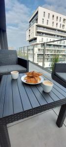 een bord eten op een tafel op een balkon bij Apartament Royal in Rzeszów
