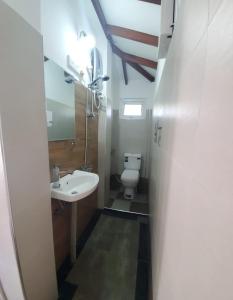 um banheiro com pia e vaso sanitário em Acme Divine View em Nuwara Eliya