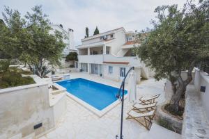 una foto di una villa con piscina di Villa Bella with pool a Novalja (Novaglia)