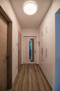 an empty hallway with a door and a corridorngthngthngthngthngthngthngth at City Apartman Székesfehérvár in Székesfehérvár