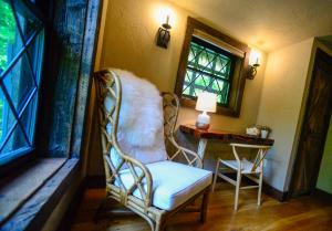 una camera con una sedia, un tavolo e una finestra di Vikings Villages Resort a Guilford