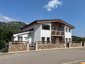 Nespecifikovaný výhled na hory nebo výhled na hory při pohledu z apartmánu