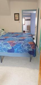 Una cama en un dormitorio con una manta de colores. en Felicita Vintage Appartements - Colmar City Center, en Colmar