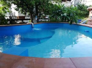 una grande piscina con acqua blu di Mora apartment 1st floor near the sea - Climate and wi-fi ad Avola