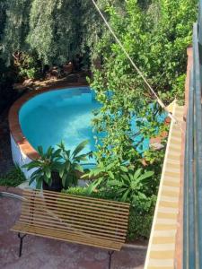 vista sul tetto di una piscina con panchina di Mora apartment 1st floor near the sea - Climate and wi-fi ad Avola