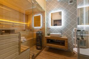 bagno con lavandino e doccia in vetro di Apartament Zielony Jodłowa - z prywatną sauną! by Dream Apart a Szczyrk