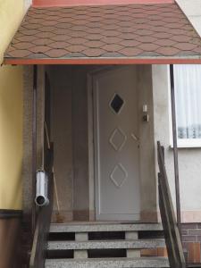drzwi wejściowe domu z werandą w obiekcie Penzion Frederika w Mariańskich Łaźniach