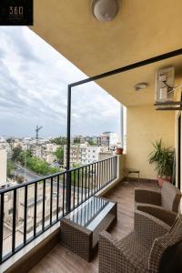 balcón con sillas y vistas a la ciudad en Beautiful, spacious 3BR home with private Balcony with 360 Estates en San Julián