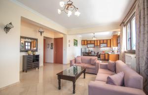 een woonkamer met een bank en een tafel bij Green Lagoon Villa by "elite" in Zakynthos