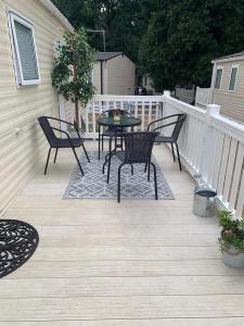 un patio avec deux chaises et une table sur une terrasse dans l'établissement Happy place no4, à Ringwood