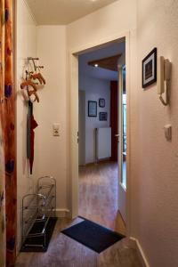 um corredor com uma porta que dá para um quarto em Atlantic 05 em Grömitz
