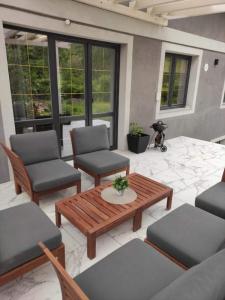 a patio with chairs and a wooden table and chairs at Guesthouse Müller in Ilindentsi