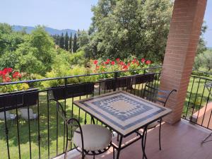 a patio with a table and chairs on a balcony at Agriturismo San Giorgino in Grosseto
