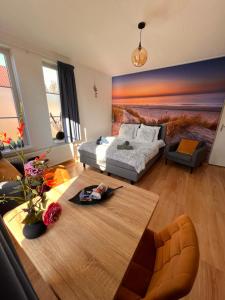 Etoile aan Zee في فراونبولدر: غرفة معيشة مع سرير وطاولة