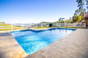 ein Swimmingpool mit Blick auf das Meer in der Unterkunft Pousada Sonho Meu in Camanducaia