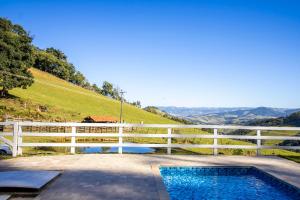 Ein allgemeiner Bergblick oder ein Berglick von of country house aus
