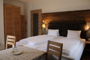 Postel nebo postele na pokoji v ubytování Hotel Rauscher - Das Naturteichparadies
