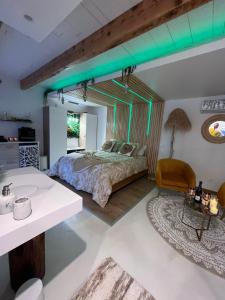 une chambre avec un lit avec des lumières vertes dessus dans l'établissement La Romantica, à Congéniès