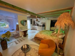 une chambre avec un lit et une chaise dedans dans l'établissement La Romantica, à Congéniès