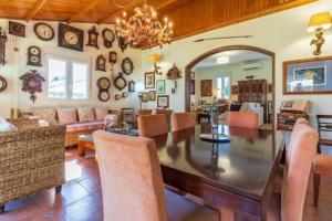 una gran sala de estar con mesa de comedor y sillas. en Chalet Azul, en Aljaraque