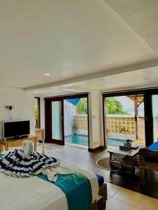 um quarto com uma cama e vista para uma piscina em Lembongan Sanctuary Villas em Nusa Lembongan