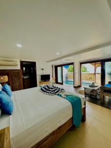 レンボンガン島にあるレンボンガン サンクチュアリ ヴィラの大きな窓付きの大きなベッドルーム1室