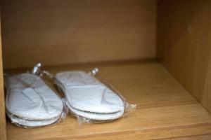 zwei weiße Platten in einer Schachtel auf einem Holzboden in der Unterkunft Art of urban hospitality! in Mytilini